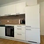 Modernes & Ruhiges Apartment Mit Balkon