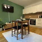 Modernes & Ruhiges Apartment Mit Balkon